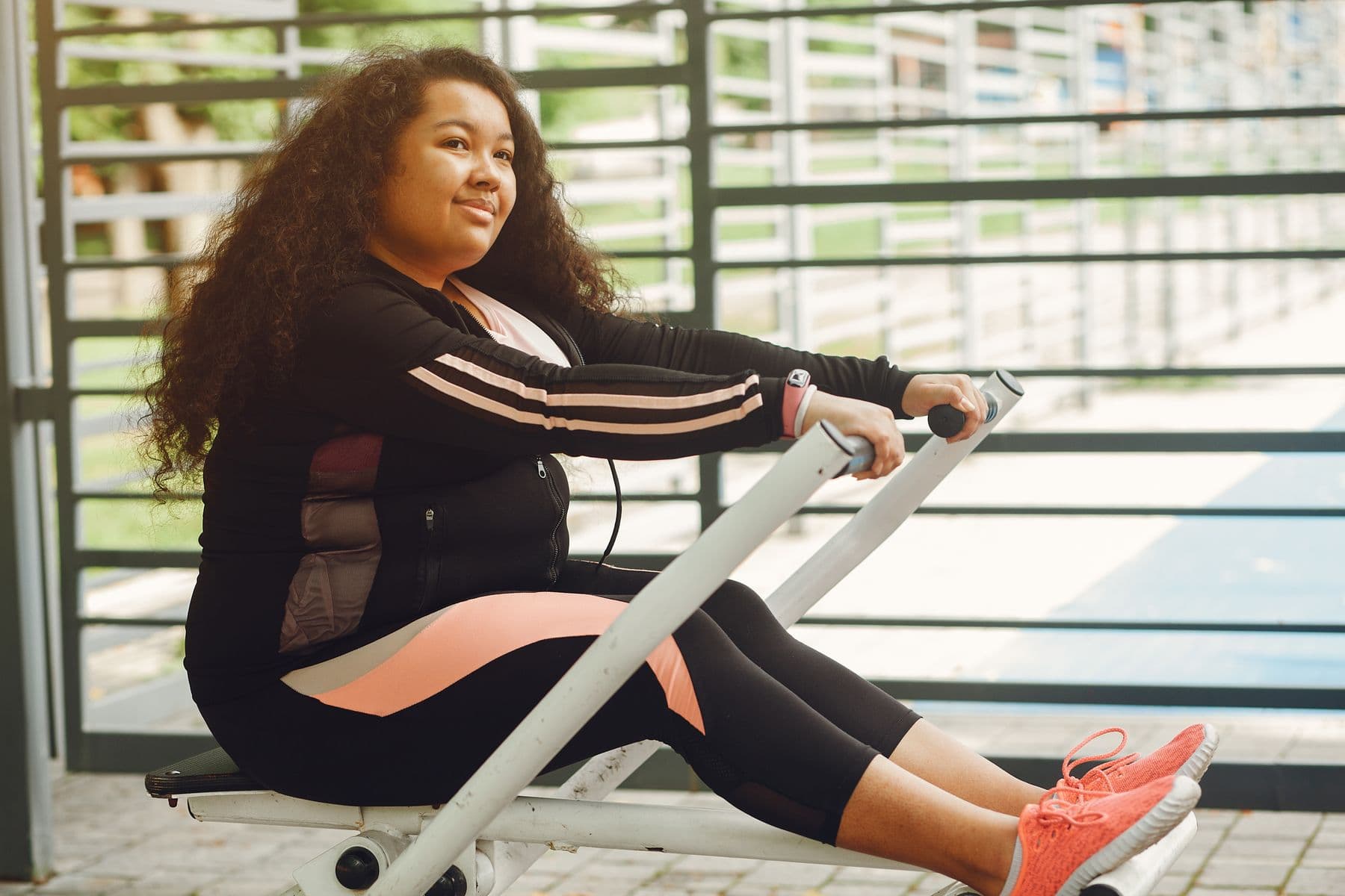 Mulher em uma sessão de exercício com aparelho de remo